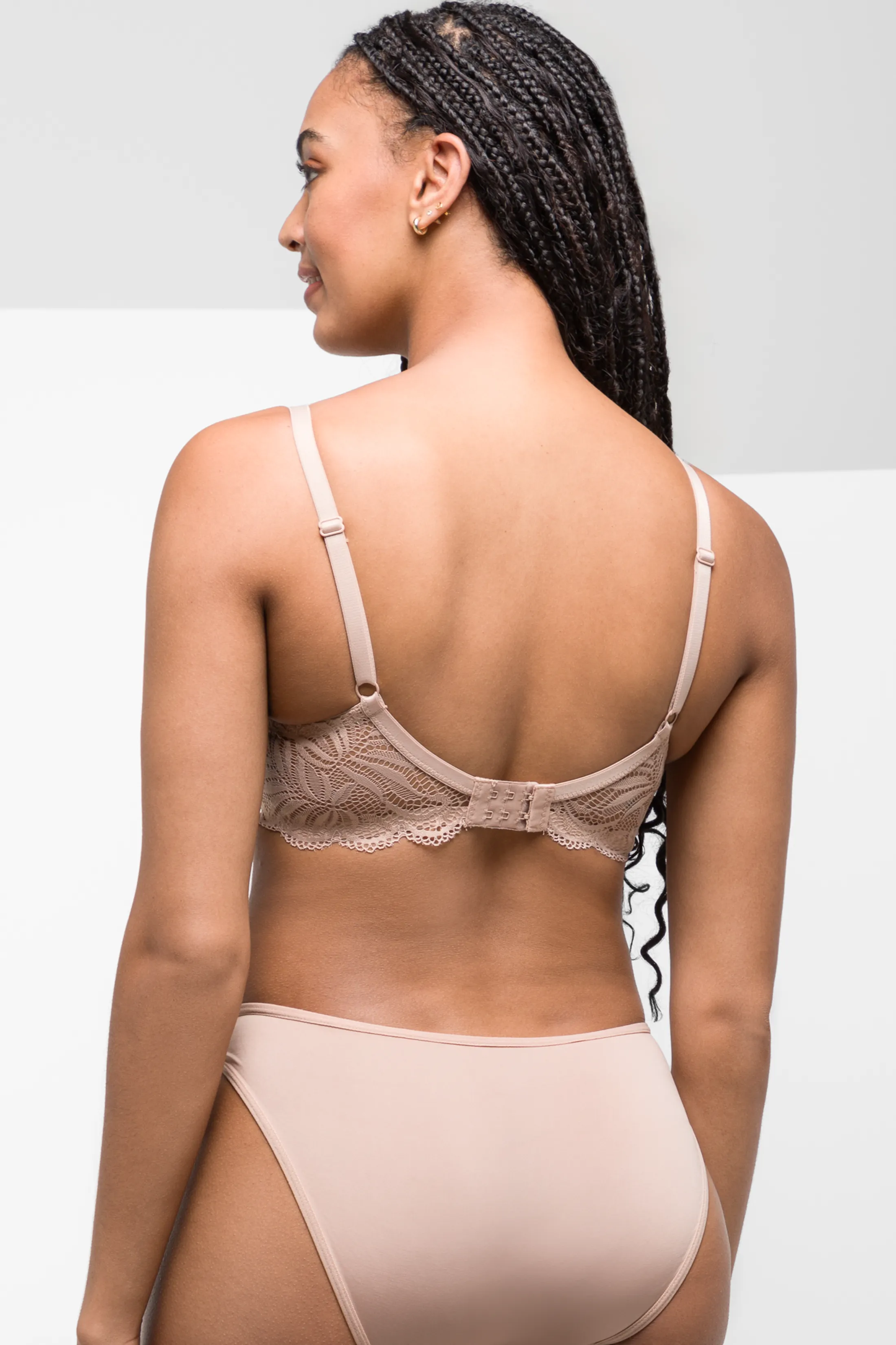 Women, Ladies lace bra (R50 for both) Ackerma
